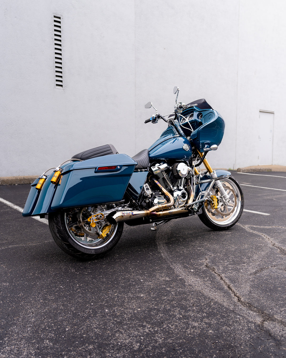 Stealth Pipes exhaust system installed on Harley M8 Bagger 2017–2025 – stainless muffler and headers, photo 4 of 30